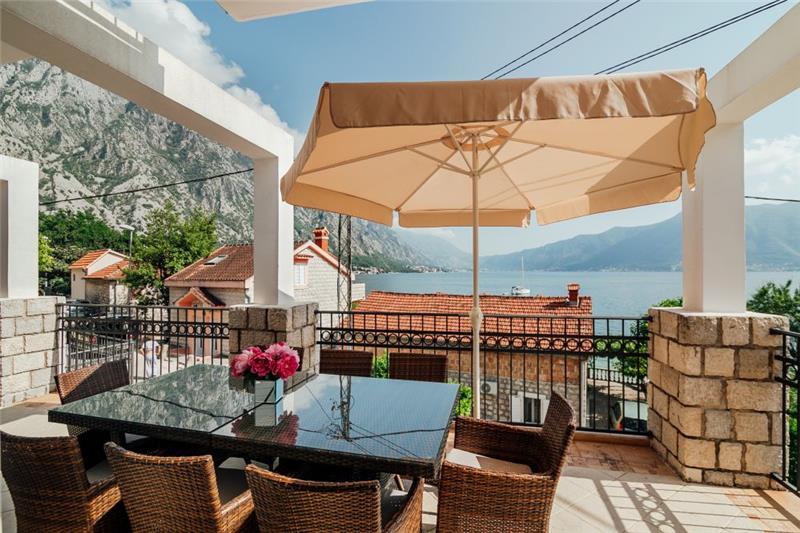 Beachfront villa in Orahovac, photograph 1
