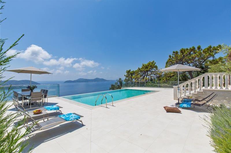 5 Bedroom Villa with Infinity Pool and Sea Views near Dubrovnik, Sleeps 10
