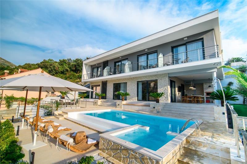 Beachfront villa in Dubrovnik, photograph 1