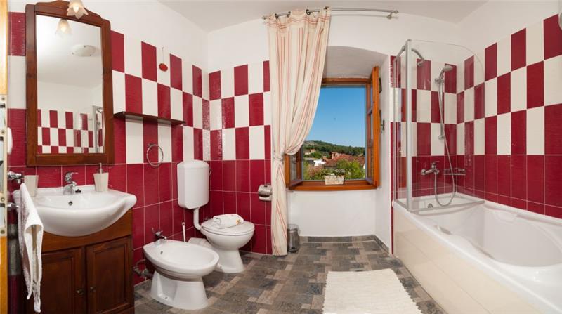 Sea-view villa in Milna, photograph 16