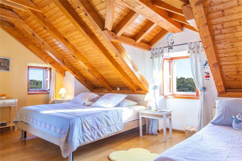 Sea-view villa in Milna, photograph 12