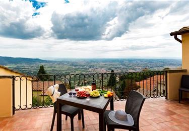 2 Bedroom Apartment In Central Cortona Town Sleeps 4 - 