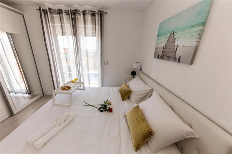 Sea-view villa in Trogir, photograph 12