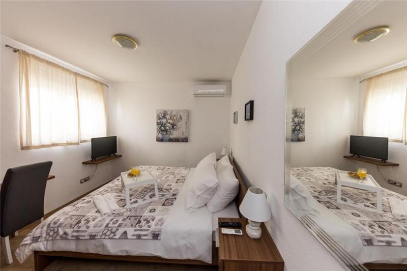 Sea-view villa in Trogir, photograph 16