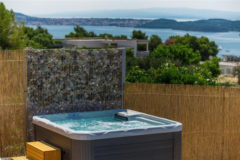 Sea-view villa in Trogir, photograph 6
