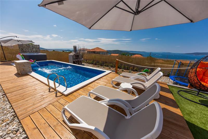 Sea-view villa in Trogir, photograph 4