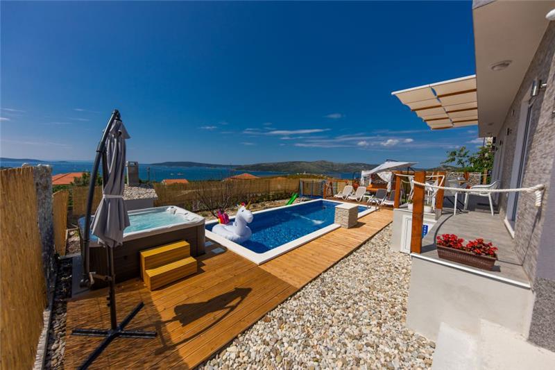 Sea-view villa in Trogir, photograph 3