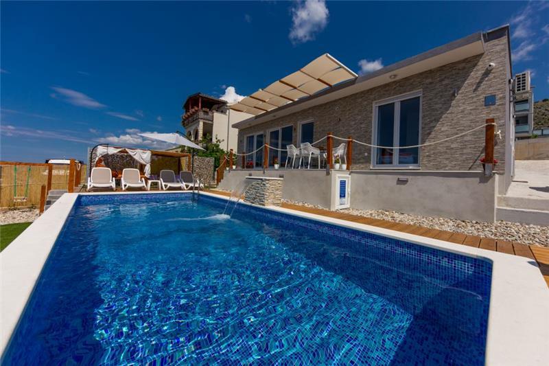 Sea-view villa in Trogir, photograph 2