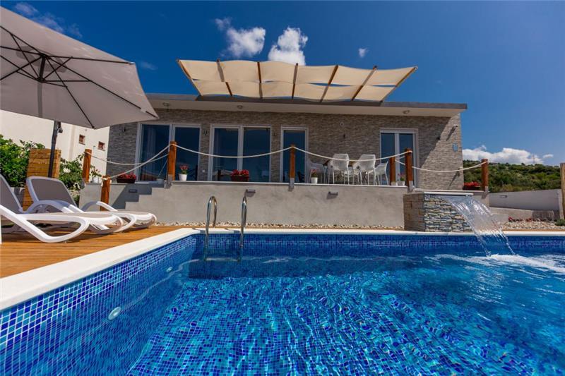 Sea-view villa in Trogir, photograph 1
