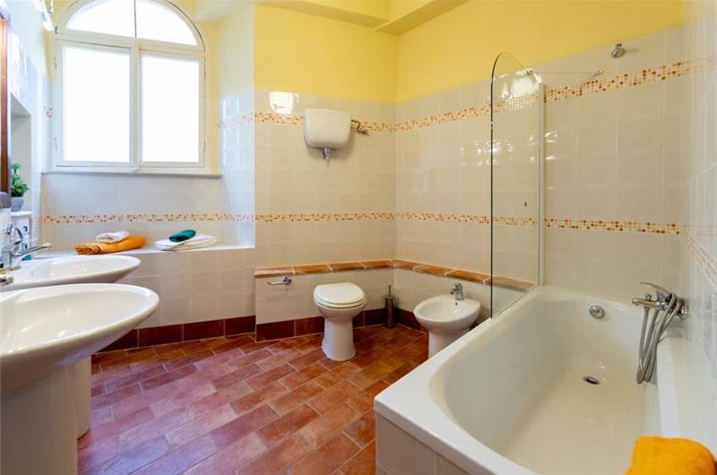 3 Bedroom Apartment in Cortona Town, Sleeps 6