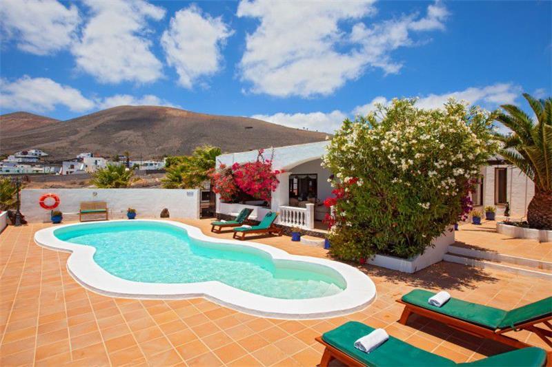 Sea-view villa in Lanzarote, photograph 1