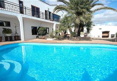 3 Bedroom Villa With Pool In Macher Sleeps 6