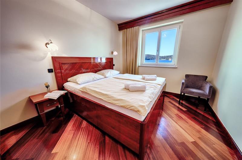 2 Bedroom Seaside Apartment with Balcony in Vis Town, Sleeps 4