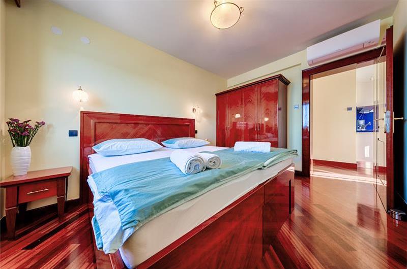 2 Bedroom Seaside Apartment with Balcony in Vis Town, Sleeps 4