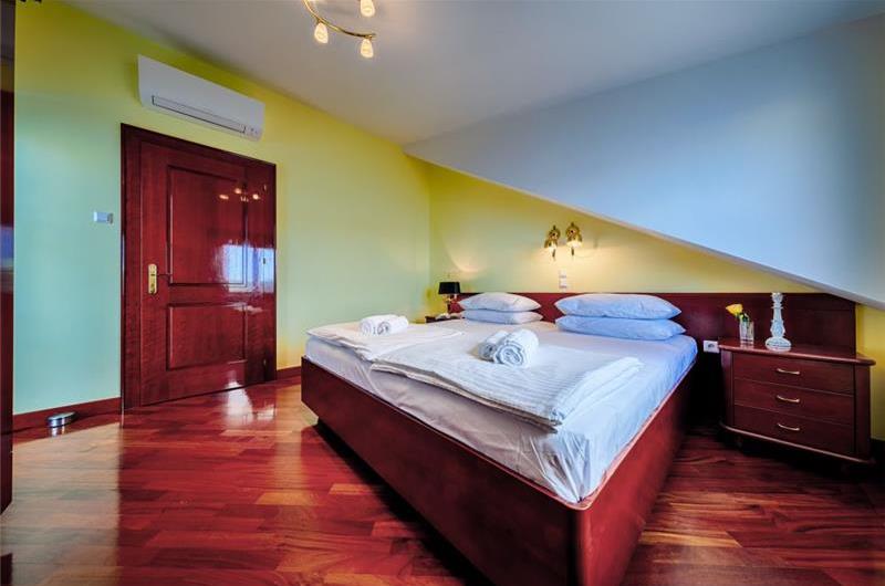 2 Bedroom Seaside Penthouse Apartment with Balcony, Sleeps 4