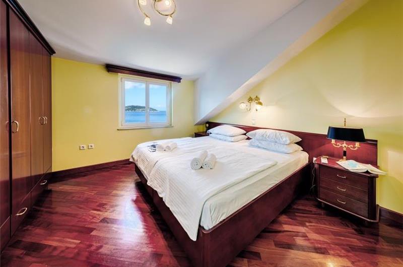 2 Bedroom Seaside Penthouse Apartment with Balcony, Sleeps 4