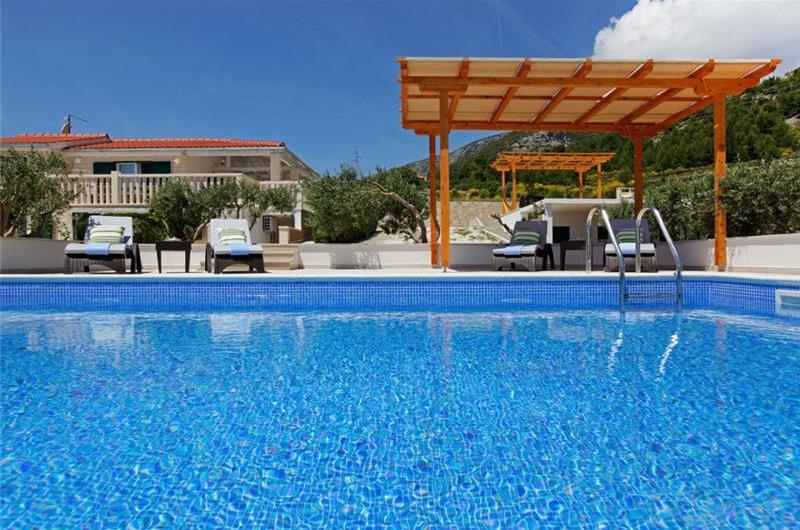 9 Bedroom Villa with Pool in Bol, sleeps 18 - 24