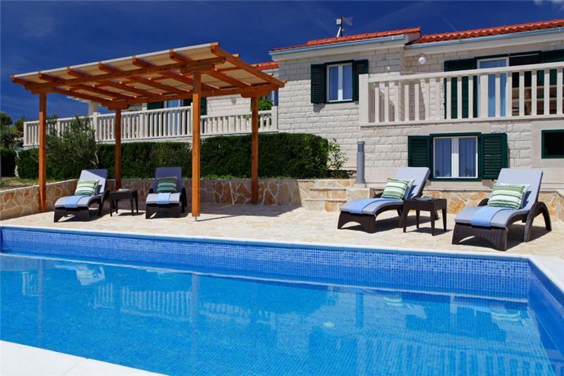 Villa in Bol, photograph 1