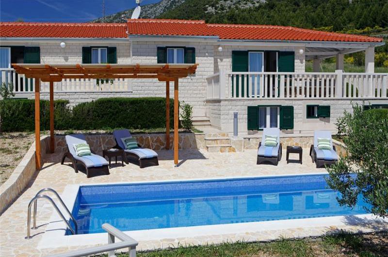 9 Bedroom Villa with Pool in Bol, sleeps 18 - 24
