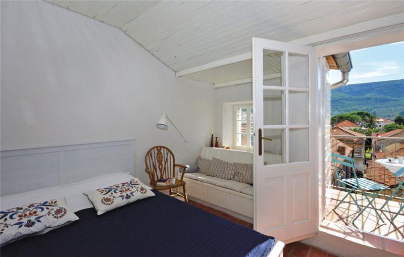 Sea-view villa in Jelsa, photograph 1