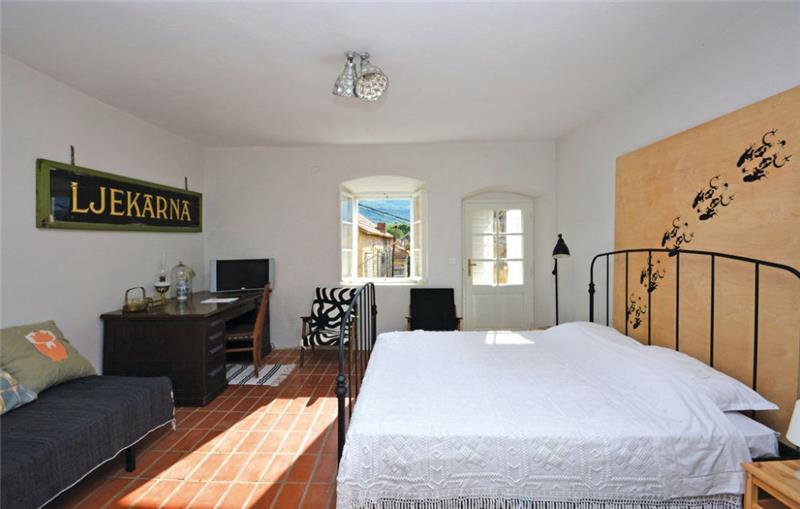Sea-view villa in Jelsa, photograph 12
