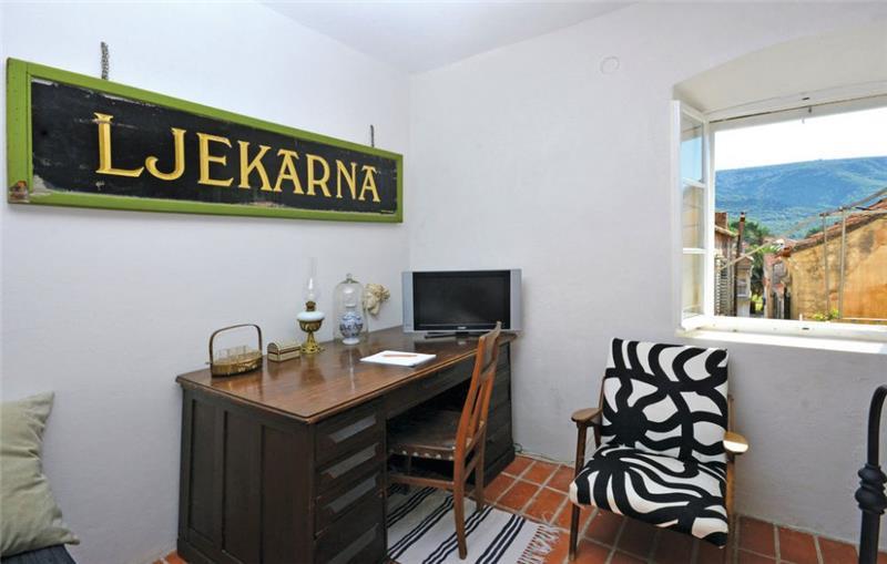 Sea-view villa in Jelsa, photograph 13