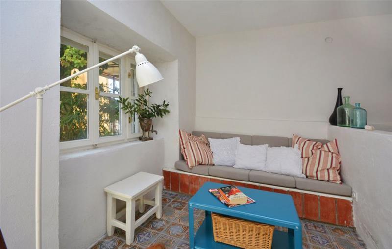 Sea-view villa in Jelsa, photograph 9
