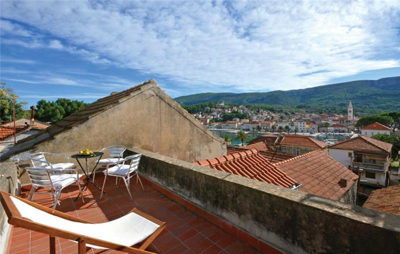 Sea-view villa in Jelsa, photograph 2