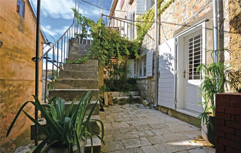 Sea-view villa in Jelsa, photograph 24