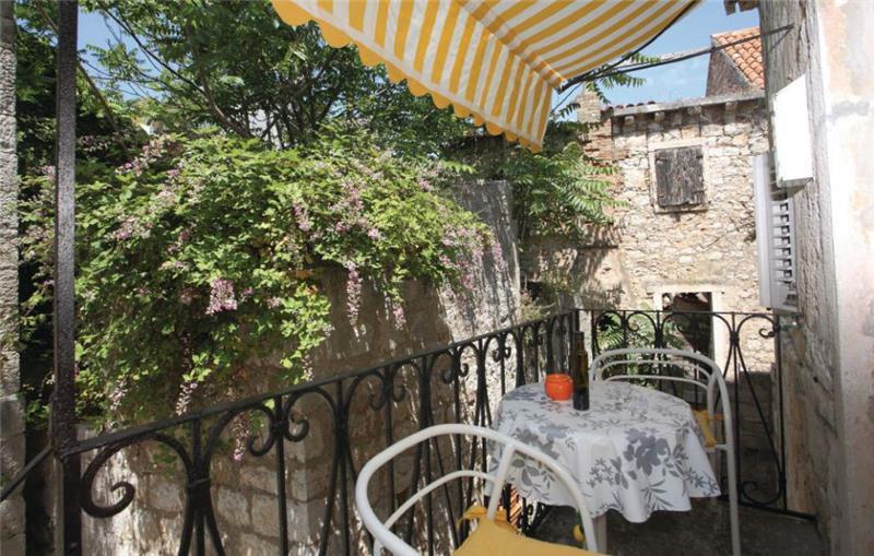 2 Bedroom Apartment with Balcony and Shared Garden in Vis, Sleeps 4-5