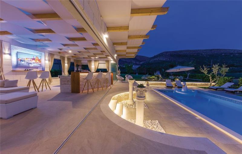 3 Bedroom Villa with Pool and Terrace near Trogir, Sleeps 6-8 