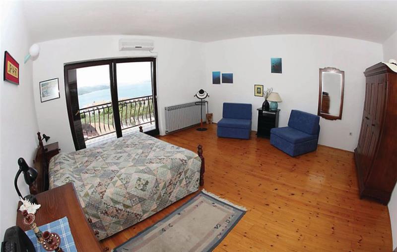 4 Bedroom Villa with Pool and Balcony on Ciovo Island near Trogir, Sleeps 8-9 