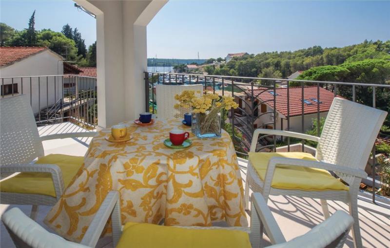 Sea-view villa in Milna, photograph 5