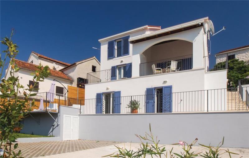 Sea-view villa in Milna, photograph 24
