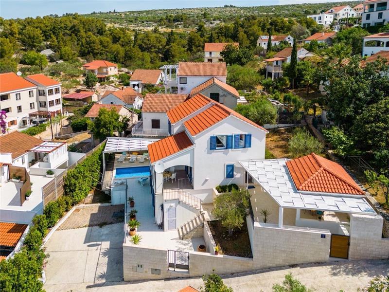Sea-view villa in Milna, photograph 1