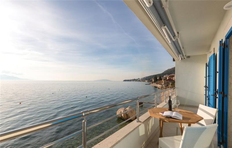 Beachfront villa in Brist, photograph 2
