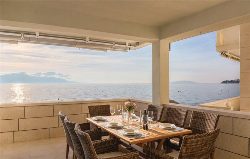 Beachfront villa in Brist, photograph 3