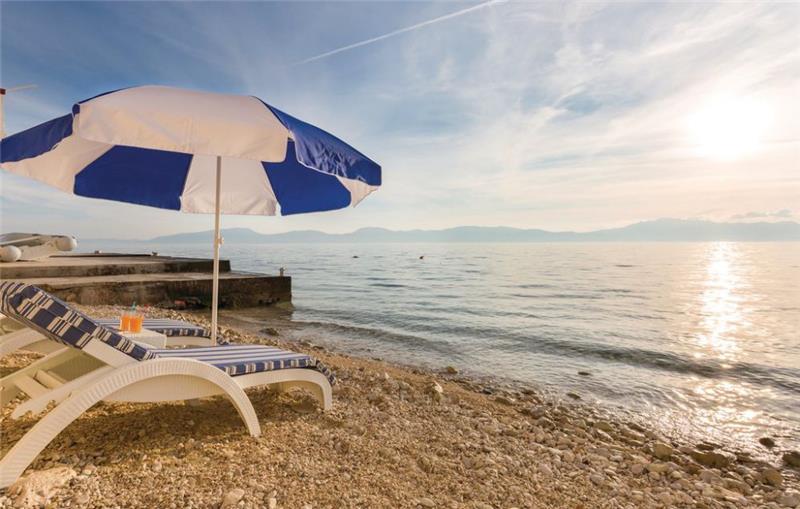 Beachfront villa in Brist, photograph 1