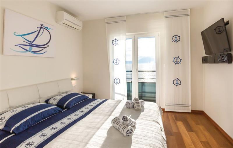 Beachfront villa in Brist, photograph 16