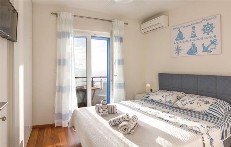 Beachfront villa in Brist, photograph 12