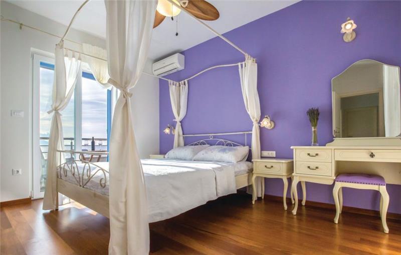Beachfront villa in Brist, photograph 9