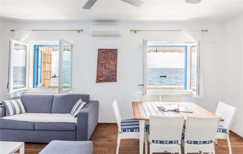 Beachfront villa in Brist, photograph 7