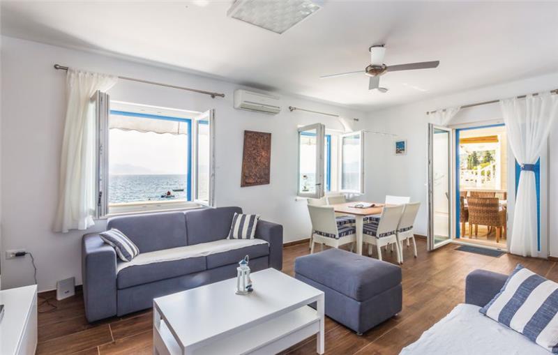 Beachfront villa in Brist, photograph 6