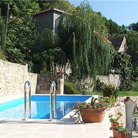 3 Bedroom Villa with Pool in Zrnovnica nr Split, Sleeps 6-8