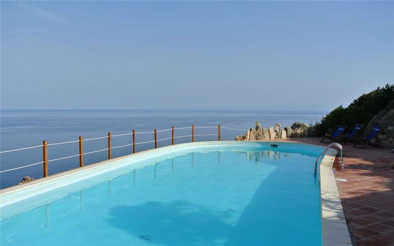 Sea-view villa in Sardinia, photograph 3
