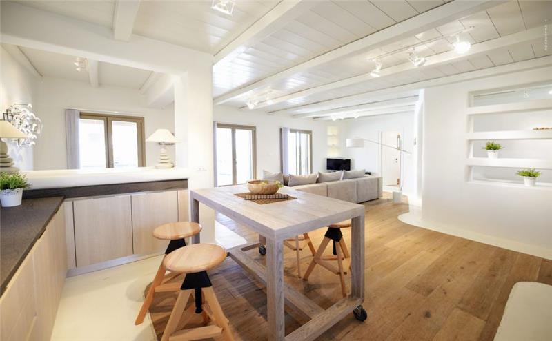 4 Bedroom Villa with Infinity Pool near Elia Beach on Mykonos, Sleeps 8