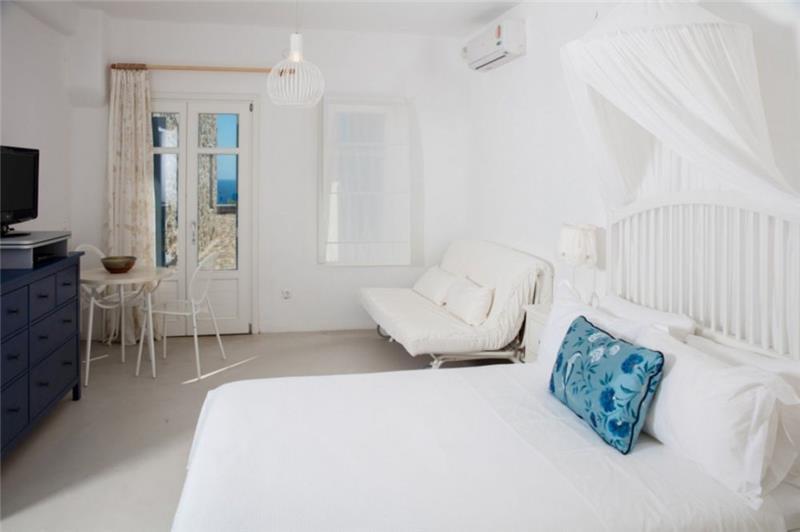Sea-view villa in Lia, photograph 15