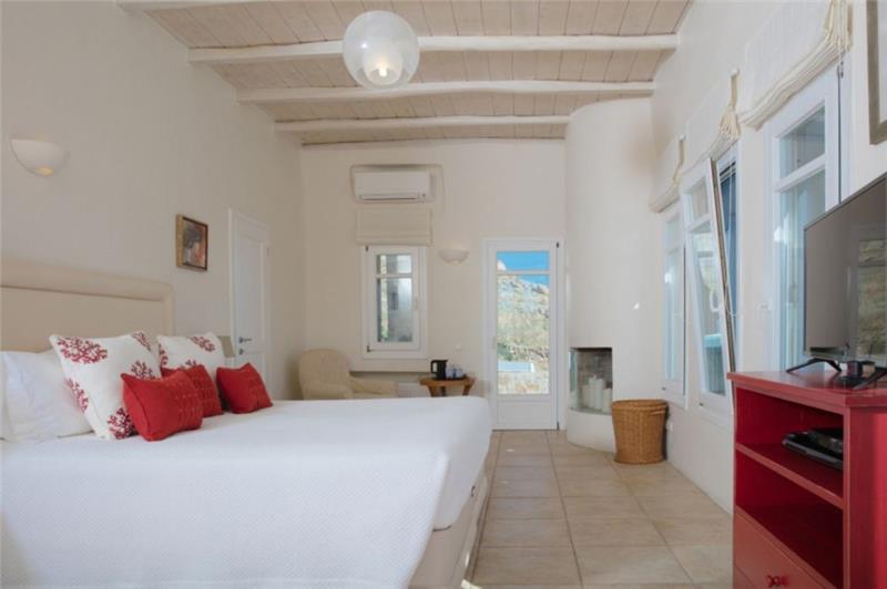 Sea-view villa in Lia, photograph 14