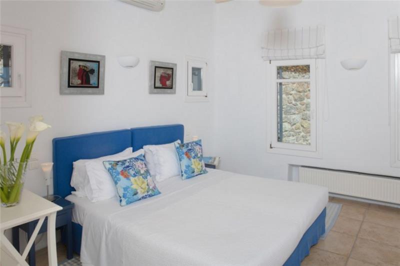 Sea-view villa in Lia, photograph 13