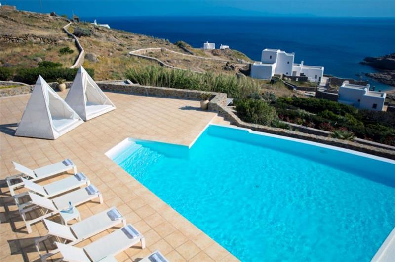 Sea-view villa in Lia, photograph 1